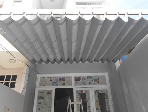 Bạt mái xếp dii động là 1 loại bạt che nắng mưa, thường dạng khổ lớn