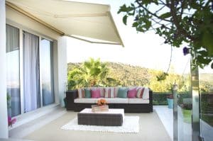 co-nen-lap-bat-che-nang-ban-cong-khong-4