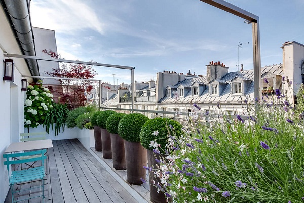 co-nen-lap-bat-che-nang-ban-cong-khong-5