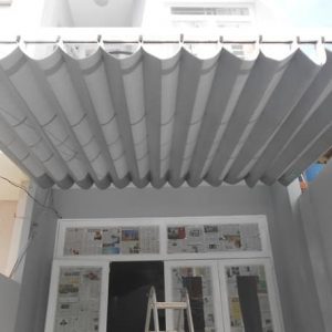 Bạt mái xếp dii động là 1 loại bạt che nắng mưa, thường dạng khổ lớn