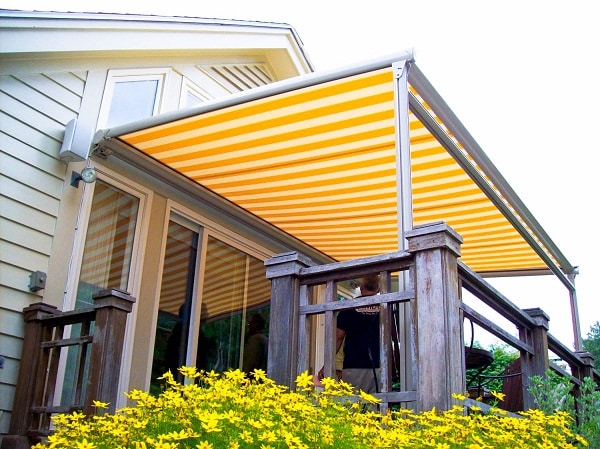 Bạt mái hiên di động dễ dàng cuốn gọn nhờ hệ thống tay quay